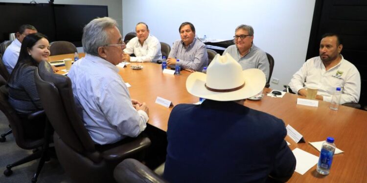 Gobernador Rocha se reúne con dirigentes agrícolas
