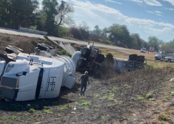 Vuelca tráiler que jalaba dos pipas sobre la autopista Culiacán-Mazatlán
