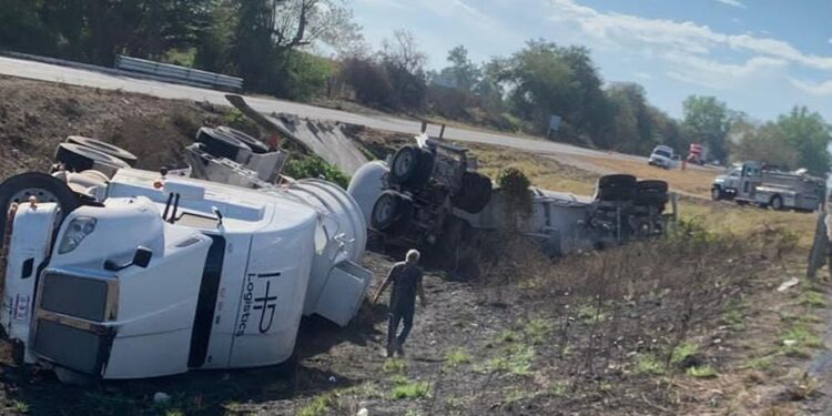 Vuelca tráiler que jalaba dos pipas sobre la autopista Culiacán-Mazatlán