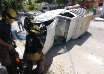 Choque y volcadura dejó una menor lesionada y cuatro vehículos dañados