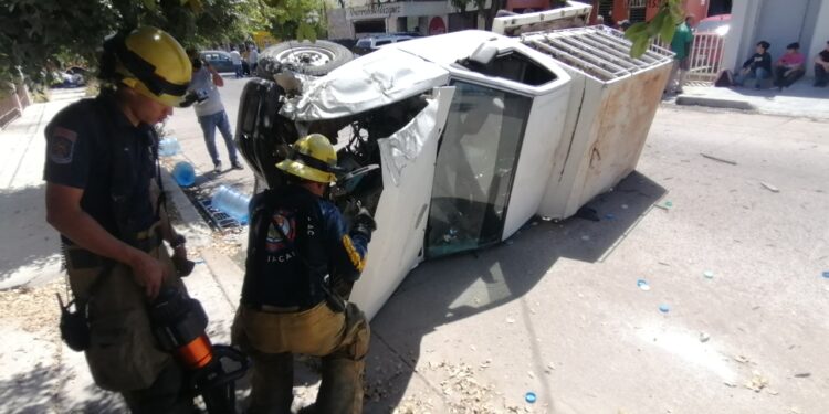 Choque y volcadura dejó una menor lesionada y cuatro vehículos dañados