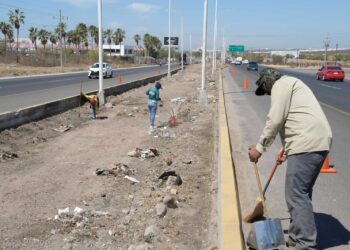 Aplican jornada de limpieza en el libramiento Benito Juárez “La Costerita”
