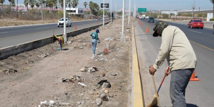 Aplican jornada de limpieza en el libramiento Benito Juárez “La Costerita”