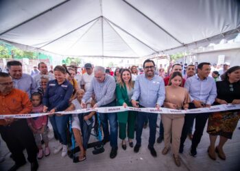 Rocha inaugura nuevas calles pavimentadas para tres colonias de Culiacán