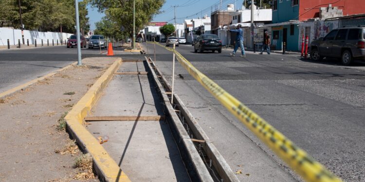 Continúan las labores de construcción de Entorno Escolar Seguro en el bulevar Elbert