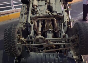 Vuelca Jeep frente a la UAdeO; su conductor sufre lesiones leves