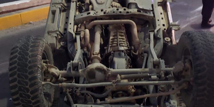 Vuelca Jeep frente a la UAdeO; su conductor sufre lesiones leves