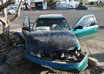 Tres hombres y una mujer resultaron lesionados en choque de dos autos en la “KZ-4”