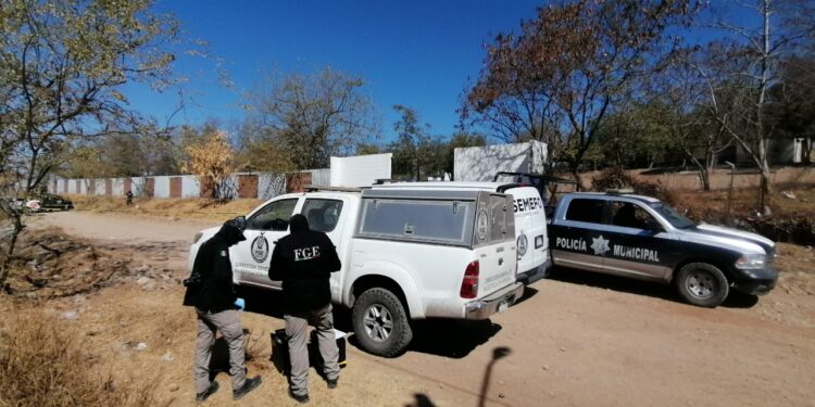 Hallan a un “encobijado” a espaldas de una escuela en la López Mateos