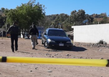 Localiza a un hombre asesinado dentro de un automóvil