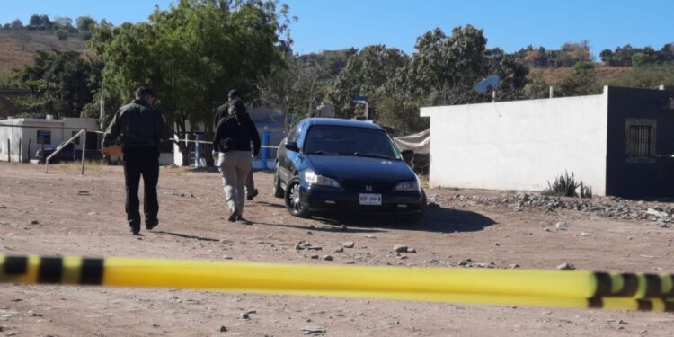 Localiza a un hombre asesinado dentro de un automóvil