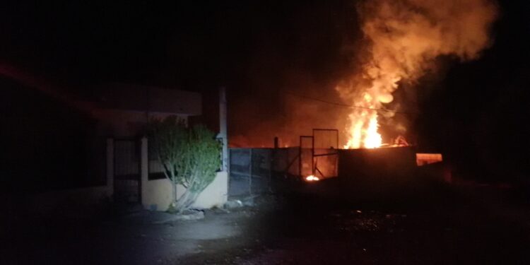 Fuerte incendio se registró hoy en la madrugada al sur de Culiacán