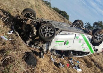 Dos heridos al volcarse automóvil sobre la autopista Culiacán-Mazatlán en Costa Rica