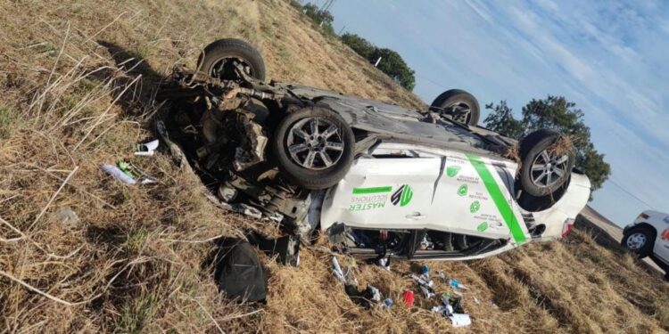 Dos heridos al volcarse automóvil sobre la autopista Culiacán-Mazatlán en Costa Rica