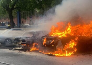 Arden tres vehículos en Ciudad Universitaria