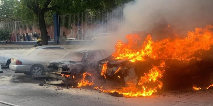 Arden tres vehículos en Ciudad Universitaria