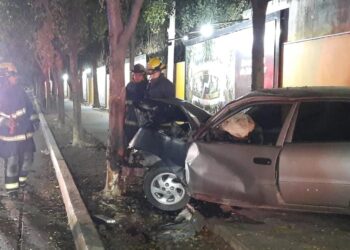 Joven queda prensado al chocar su automóvil contra un árbol en Las Quintas
