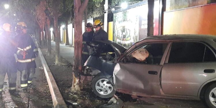 Joven queda prensado al chocar su automóvil contra un árbol en Las Quintas