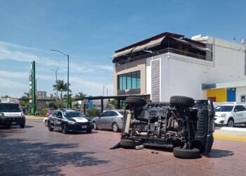 Jeep derriba un poste y se vuelca en el sector La Conquista