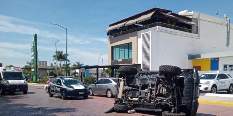 Jeep derriba un poste y se vuelca en el sector La Conquista