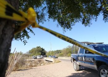Fallece motociclista al estrellarse contra un puente en desuso