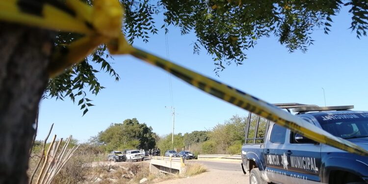 Fallece motociclista al estrellarse contra un puente en desuso
