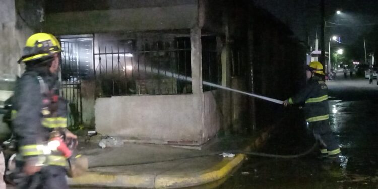 Mujer quema una vivienda de Recursos Hidráulicos