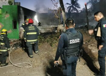 Fuego consume decenas de pacas de cartón en la 10 de Mayo
