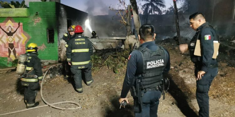 Fuego consume decenas de pacas de cartón en la 10 de Mayo