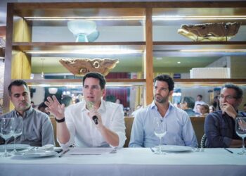 El podcaster Oso Trava se reúne con empresarios sinaloenses en Culiacán