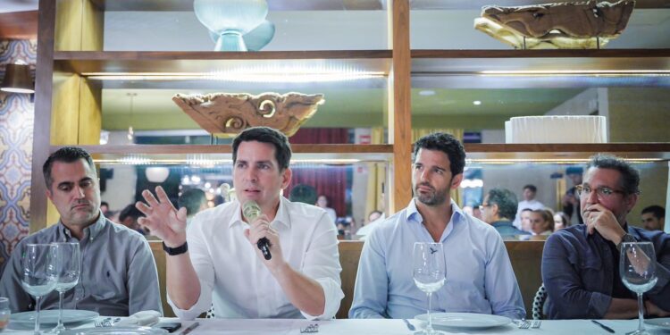 El podcaster Oso Trava se reúne con empresarios sinaloenses en Culiacán