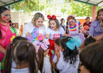 A nombre de Rocha Moya, Eneyda Rocha Ruiz entrega juguetes a niñas y niños de Pericos