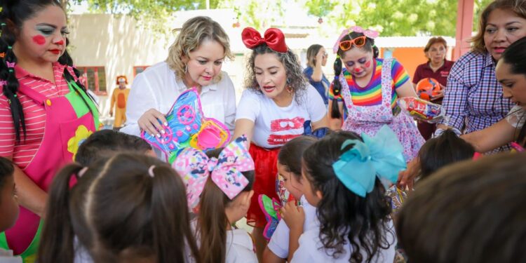 A nombre de Rocha Moya, Eneyda Rocha Ruiz entrega juguetes a niñas y niños de Pericos