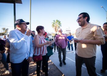 Juan de Dios Gámez atiende peticiones de vecinos del fraccionamiento Alameda