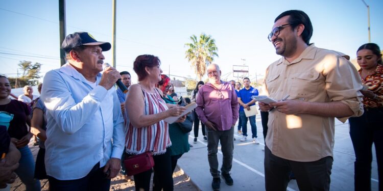 Juan de Dios Gámez atiende peticiones de vecinos del fraccionamiento Alameda