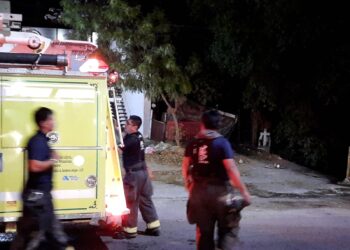 Incendio consume 12 vehículos en un domicilio de la colonia Hidalgo