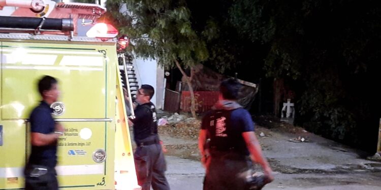 Incendio consume 12 vehículos en un domicilio de la colonia Hidalgo