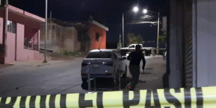 Sicario en motocicleta atententa a balazos contra con un hombre en la colonia República Mexicana