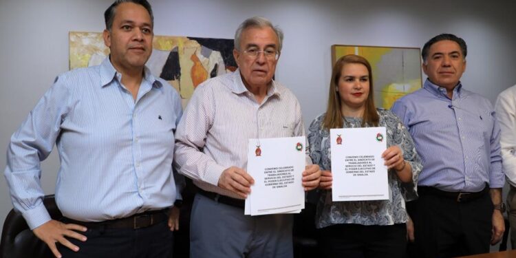 Rocha suscribe convenio de revisión salarial con el STASE