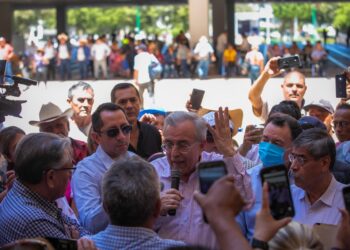 Personalmente Gobernador Rocha atiende a solicitantes de vivienda