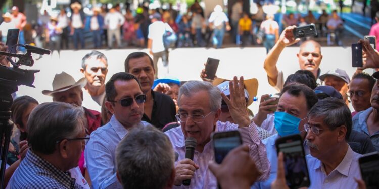 Personalmente Gobernador Rocha atiende a solicitantes de vivienda
