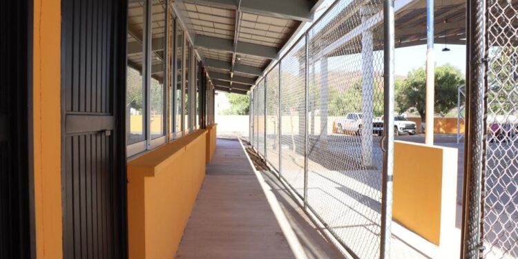 Alcalde de Badiraguato comprometido con la educación de la niñez, rehabilita escuela en La Apoma