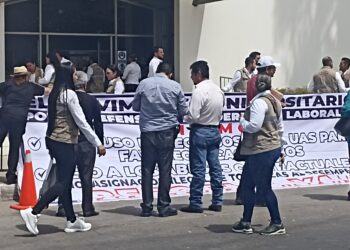 Morenistas y manifestantes esperan por más de 2 horas a López Obrador frente al salón 53