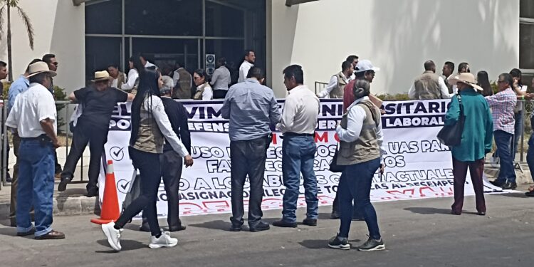 Morenistas y manifestantes esperan por más de 2 horas a López Obrador frente al salón 53