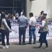 Morenistas y manifestantes esperan por más de 2 horas a López Obrador frente al salón 53