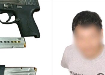 Trató de esconder un arma de fuego, pero fue asegurado por policías