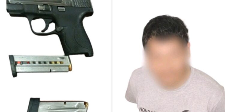 Trató de esconder un arma de fuego, pero fue asegurado por policías