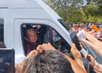 Cientos de carpetas con peticiones recibe AMLO a su llegada a Culiacán para sostener evento privado