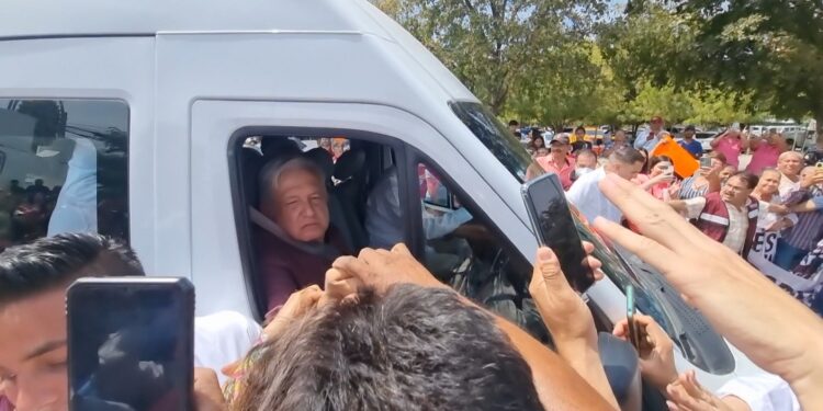 Cientos de carpetas con peticiones recibe AMLO a su llegada a Culiacán para sostener evento privado