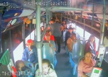 Video. Sujeto asalta camión Canal 3 en Culiacán y queda grabado